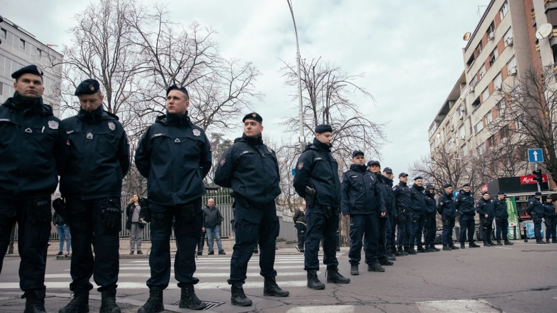 След изборите: Протестиращи влязоха в сградата на РИК в Белград (ВИДЕО)