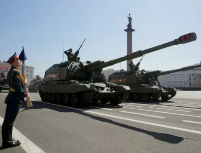 Не могат да се опазят: Дрон се приземи насред репетицията за парада в Санкт Петербург