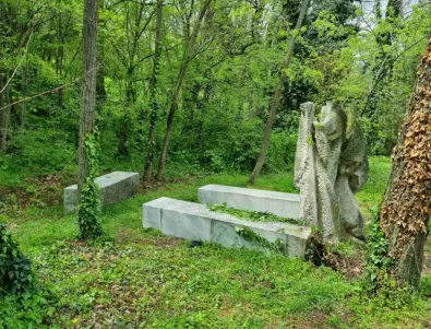 При опит за екстремно селфи: Каменна скулптура уби мъж в Бургас