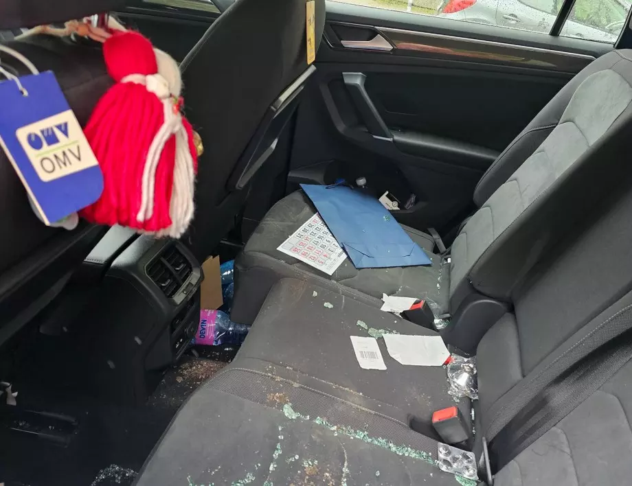 Счупиха стъклото на колата на журналиста Иво Никодимов от БНТ (СНИМКИ)