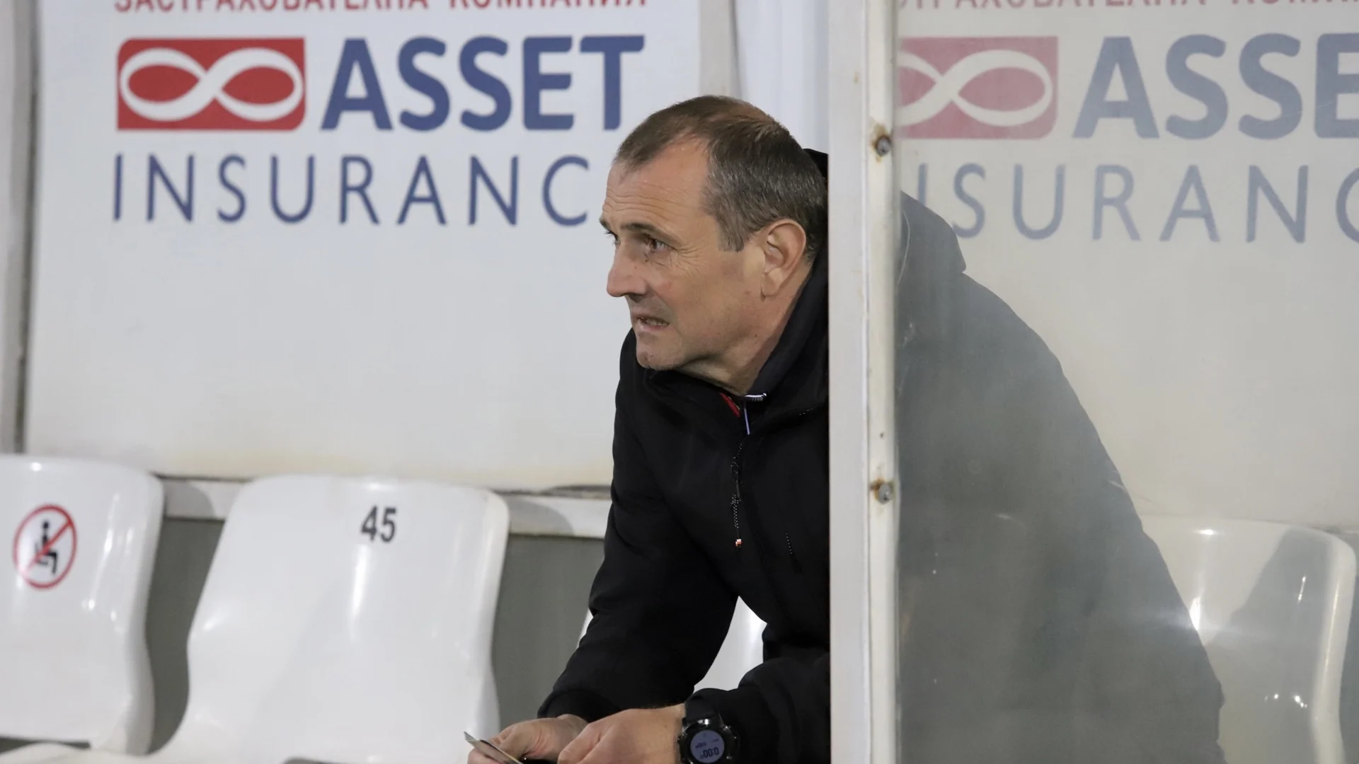 Треньорът на Славия отказва да подаде оставка, ръководството ще реши съдбата му