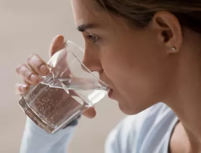 Лекар разкри как е правилно да се пие вода преди лягане