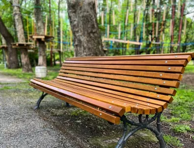 Над 40 нови пейки са поставени в Градския парк на Ямбол