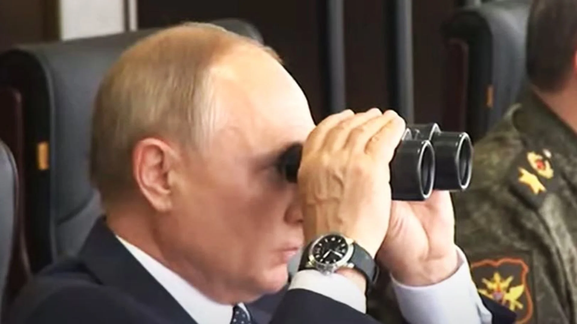 Путин тръгна след разврата по света: Кремъл издирва модел за голи кадри на Червения площад (ВИДЕО и СНИМКА,18+)