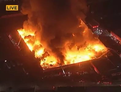 Зрелищен пожар в търговски център в Лос Анджелис (ВИДЕО и СНИМКИ)