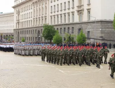 След 3-годишно прекъсване: Военният парад за Деня на храбростта се завърна (СНИМКИ)