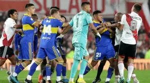 Яростното дерби Ривър Плейт - Бока Хуниорс: Цял мач 0:0, в добавеното време дузпа и 7 червени картона (ВИДЕО)