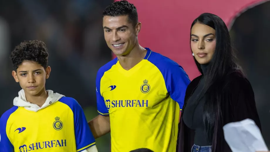 Това го няма и в София: Изумителният наем, който плати Роналдо в Саудитска Арабия (СНИМКИ)