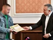 Кметът на Сливен награди автобусен шофьор, спасил живота на пътник