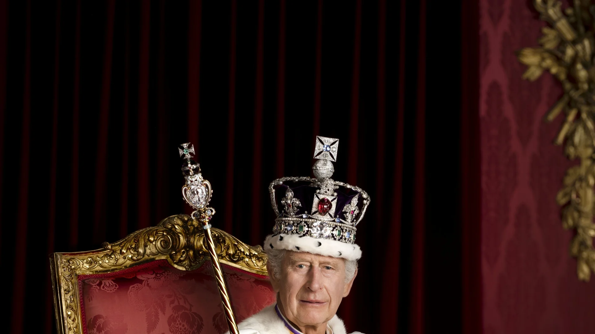 Крал Чарлз III награди с почетни отличия две британки, основали училище в България