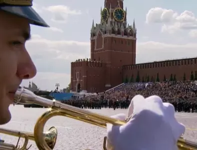Киев към гостите на парада в Москва: Бяхте използвани от военнопрестъпник