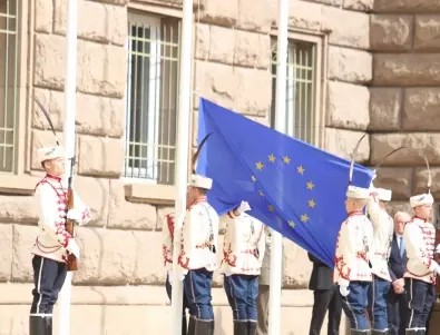 Знамето на ЕС бе издигнато пред президентството по повод Деня на Европа 