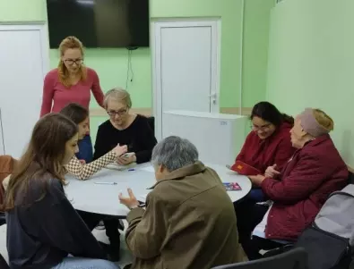 В Бургас започнаха да обучават възрастни как да работят с мобилен телефон