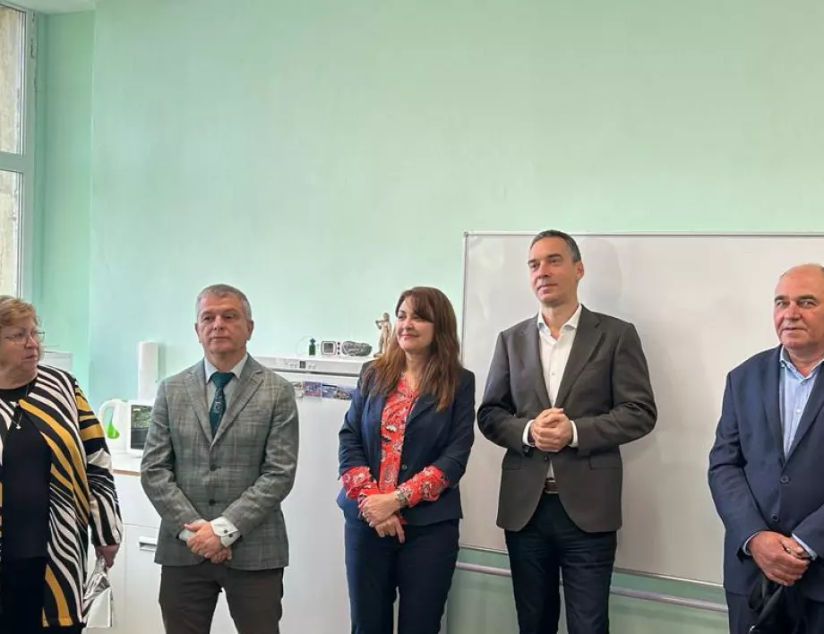 Кметът на Бургас поздрави преподаватели и студенти от университет "Проф. Асен Златаров"