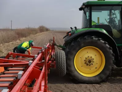 Не правете това: Украински фермер оре нивите си с брониран трактор заради мините (СНИМКИ)