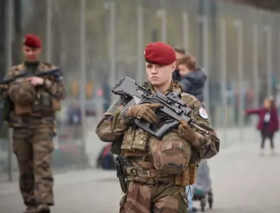 Франция ще позволи на ХИВ-позитивните да служат в армията 