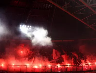 С факли и димки: Фенове прекратиха мач в елита на Нидерландия (ВИДЕО)