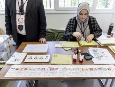 Членове на изборни комисии попълват бюлетини за Ердоган (ВИДЕО)