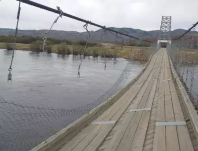 Огромен мост в Русия бе разкъсан от вятъра само ден след ремонта (ВИДЕО)
