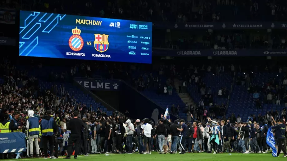 Шампиони в бягство: Фенове на Еспаньол нахлуха на терена, погнаха Барселона (ВИДЕО)