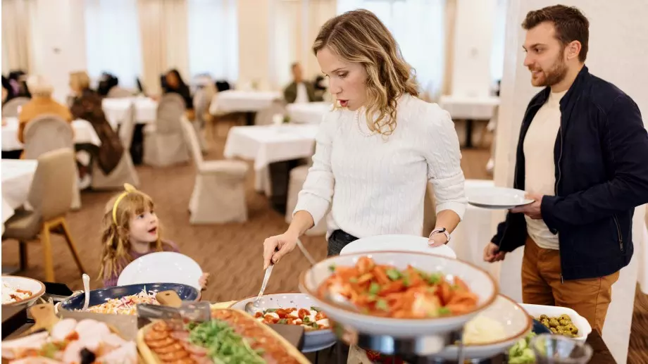 Храните, които не трябва да ядете от шведската маса в хотелите