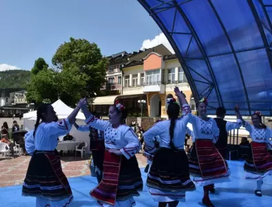 Близо 300 танцьори събра поредното издание на „Люлякова ръченица“ в Ловеч