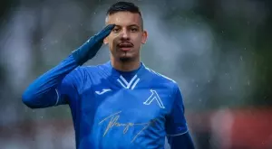 Като на видеоигра: Опитен страж "подари" 7-ия гол на Рикардиньо (ВИДЕО)