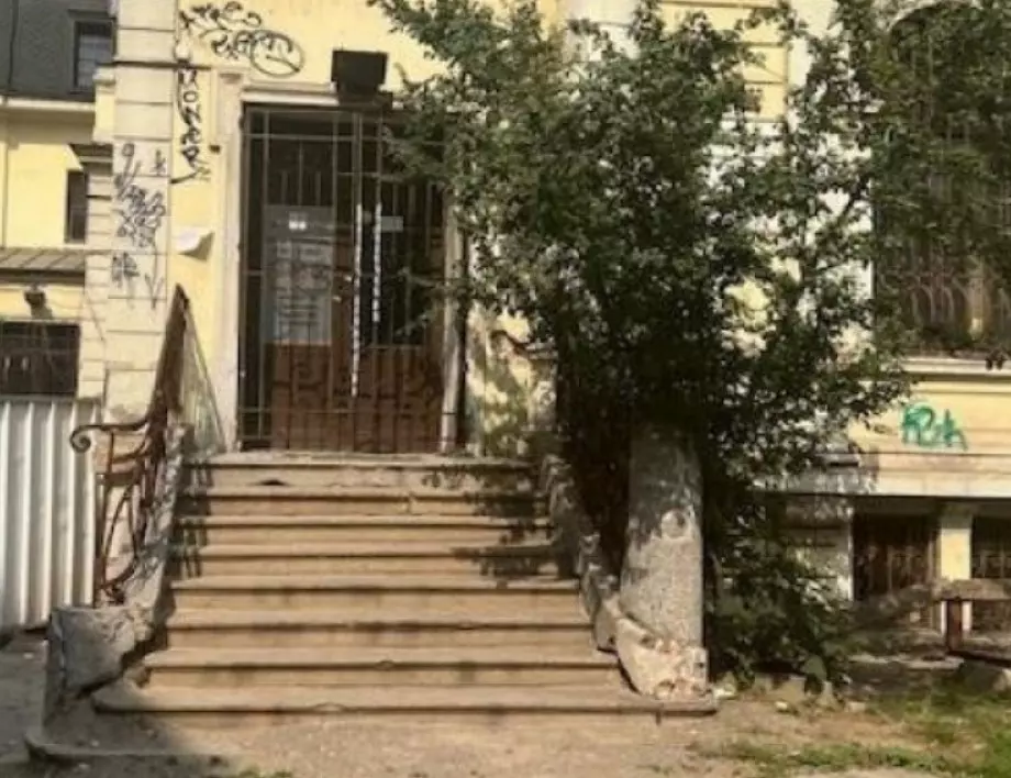 Руши се сградата на нотариата в София, строена за баронеса и съпруга ѝ (СНИМКИ)