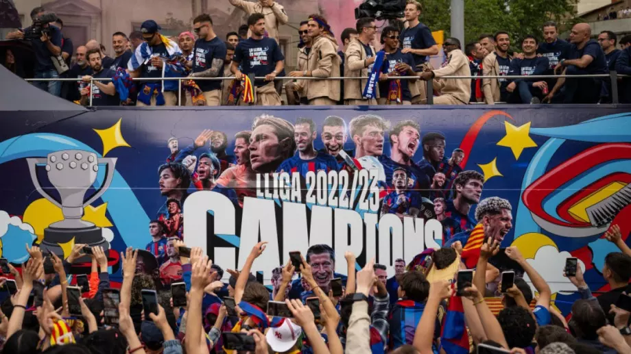 Фенове на Барселона скандирали "Умри" за играч на Реал по време на шампионския парад