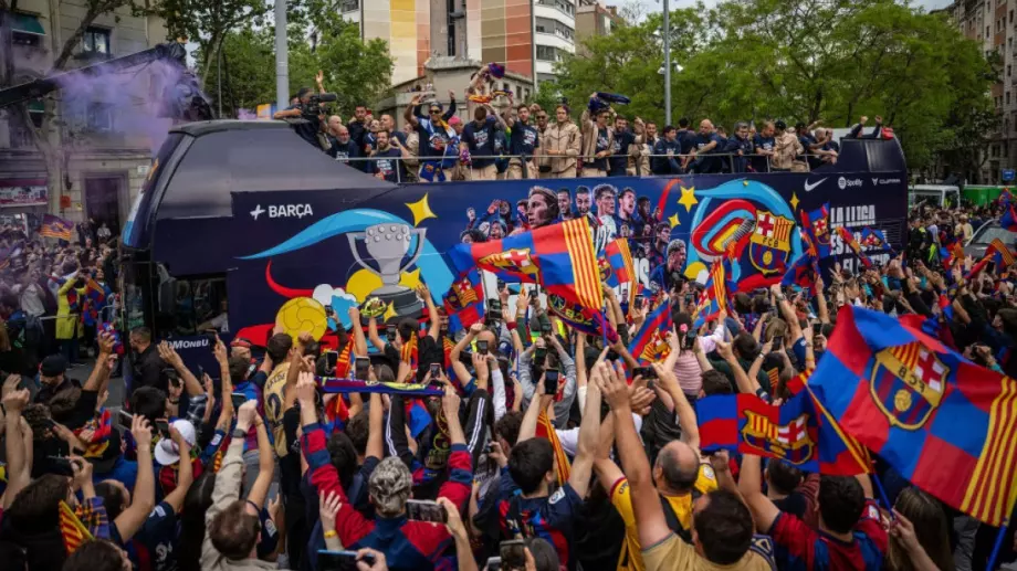 СНИМКИ: Десетки хиляди отпразнуваха титлата на Барселона по улиците на града