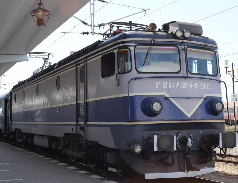 Два локомотива се удариха в Румъния, има ранени 