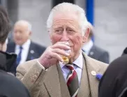 "Носи си чаша и пие вечер": Разкрити са алкохолните пристрастия на Чарлз III  