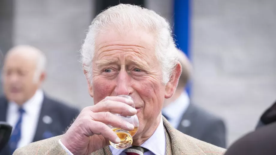 "Носи си чаша и пие вечер": Разкрити са алкохолните пристрастия на Чарлз III  