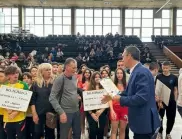 Кметът на Бургас награди най-добрите спортисти измежду учениците (снимки)