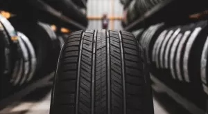 Голям производител на гуми закрива заводи и съкращава работници в Германия