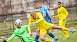 Във Втора лига: Кръг започна с поздрав от влак и опит за бой над съдията (ВИДЕО)