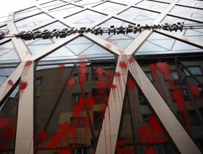 „ЛЕВИЦАТА!“ иска строги наказания за вандализма по сградата на ЕК в София