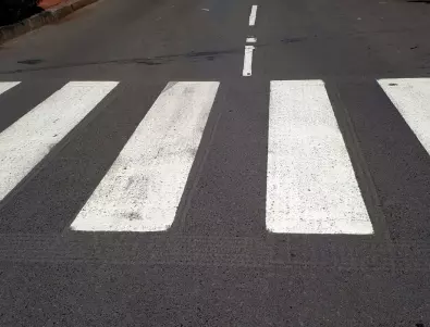 Искал само да мине по пешеходната пътека: Шофьор слезе и удари пешеходец в Бургас