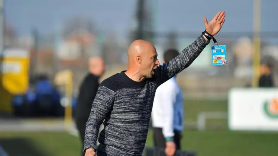 Новият треньор на Ботев Пловдив разкри отказаха ли футболисти да излязат на „Колежа“ след събличането от феновете