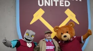 Уест Хем награди фена, бил се сам срещу десетки в защита на близките на играчите