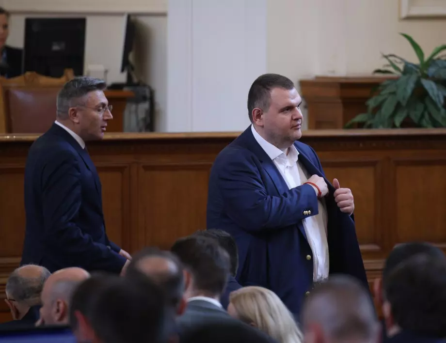 И Пеевски беше на среща с ГЕРБ и ПП-ДБ в парламента