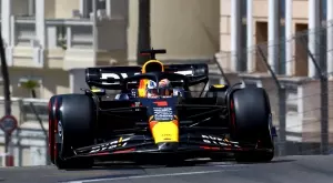 Макс Верстапен с най-добро време в третата тренировка в Монако, Люис Хамилтън се разби в стената