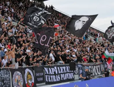 Напрежение на „Лаута“: Феновете на Локомотив Пловдив с канонада срещу играчите на Ботев (ВИДЕО)