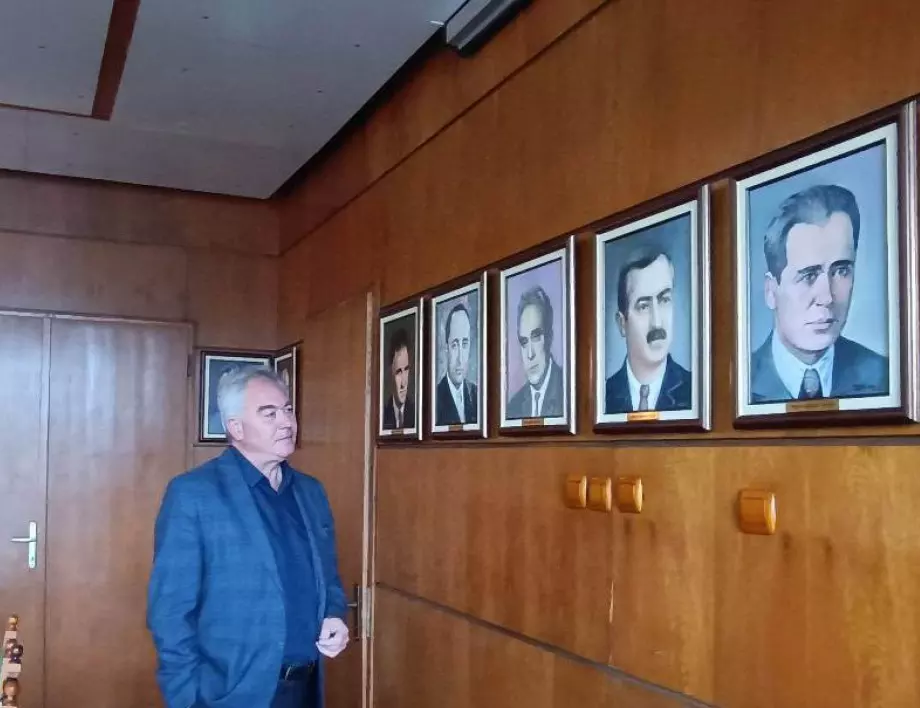 Маслени портрети смениха черно-белите снимки на плевенските кметове в Заседателната зала на общината