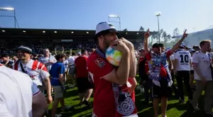 От радост в отчаяние: Фенове на Хамбургер нахлуха, за да отпразнуват завръщането в елита, но потънаха в сълзи (ВИДЕО) 