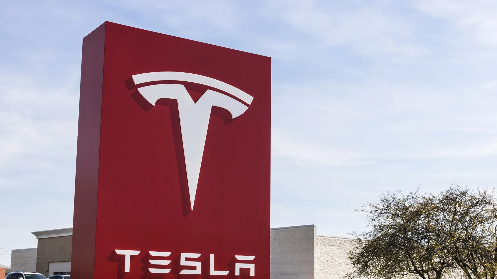 Въпреки спада на продажбите Tesla се върна на върха