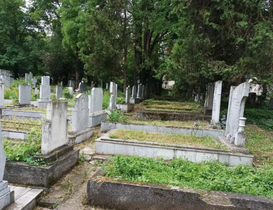 Приключи първото косене на гробищните паркове в Плевен