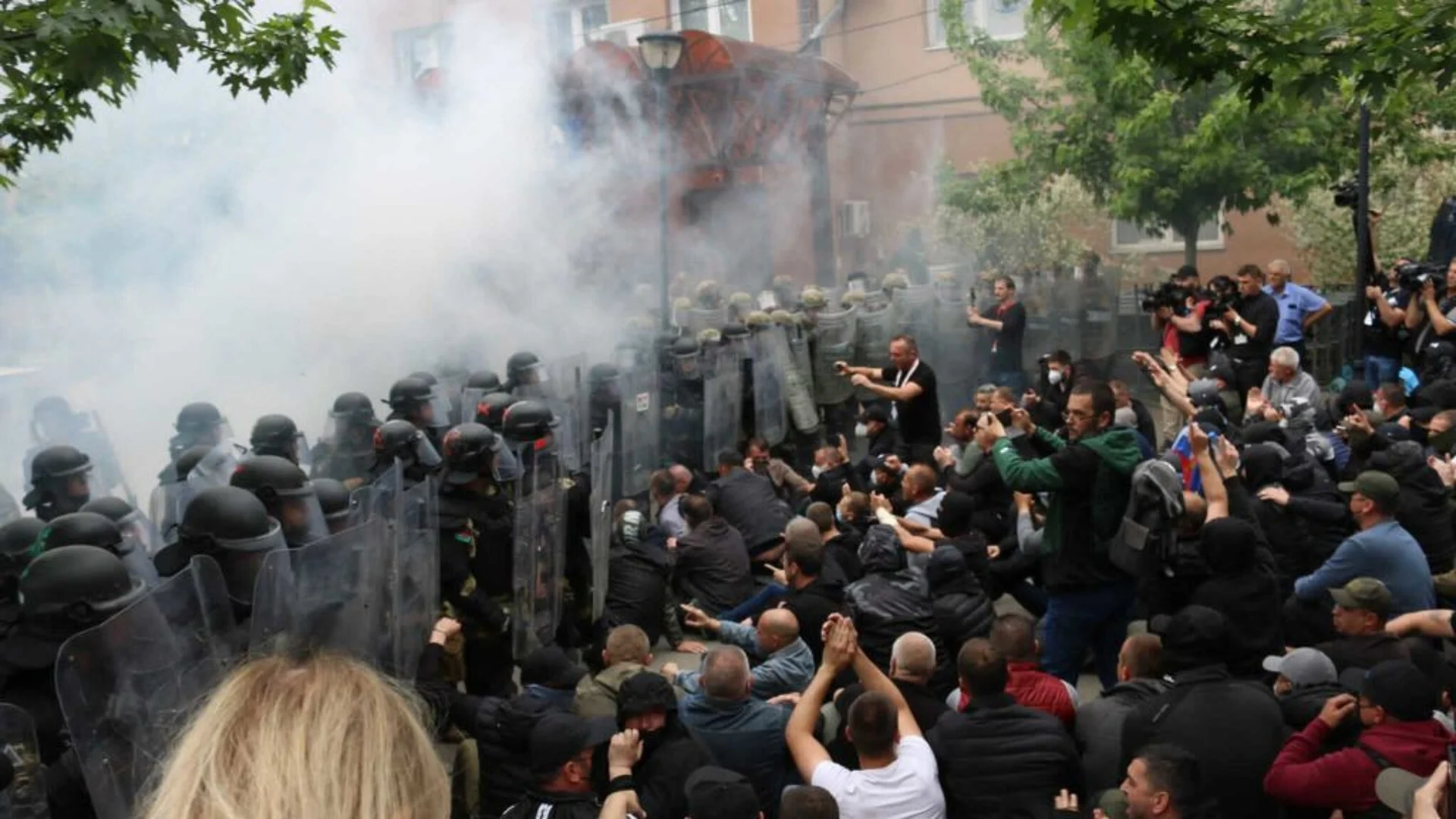Косовските сърби протестират в Митровица, искат си динара (ВИДЕО) 