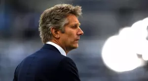 Аякс съобщи, че Ван дер Сар е в болница след получен кръвоизлив