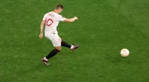 Греда да те лиши от красив гол във финал: Ракитич изживя голяма болка в Лига Европа (ВИДЕО)